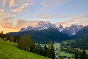 Sonnenaufgang über dem Sextner Tal und den Sextner Dolomiten. Foto © Hans-Martin Goede