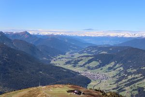 das Südtiroler Pustertal mit den vergleichsweise flachen Bergen, im Vordergrund der Ort Innichen. Foto © Hans-Martin Goede