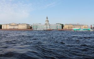 St. Petersburg. Foto © Pixabay/Pexels, https://www.pexels.com/de-de/foto/weisses-betongebaude-uber-dem-gewasser-416007/