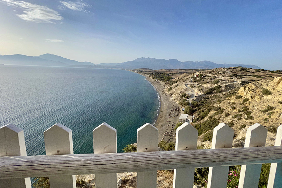 Panoramablick auf Komos (2021) von der Terrasse des Vrachos