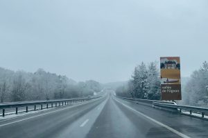 Winterliche Autobahn in Frankreich. Schneeglätte? Fehlanzeige!