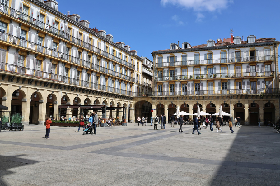 Der "Plaza de la Constitucion" im Herzen von Donostia-San Sebastian