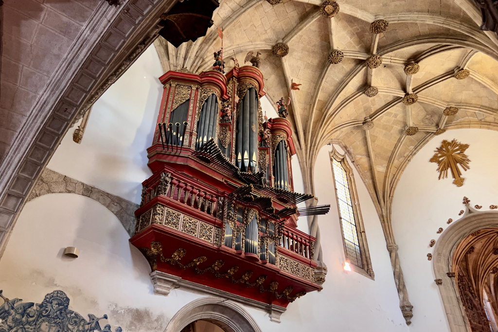besonders sehenswert: im Kloster St. Cruz Augustiner (Chorherrenstift) stammt die Orgel aus dem Jahr (ca.) 1530 n.Chr. (hergestellt von Heitor Lobo, erweitert 1719 bis 1724 von Manuel Benito Gomez de Herrera). Foto © GOEDE
