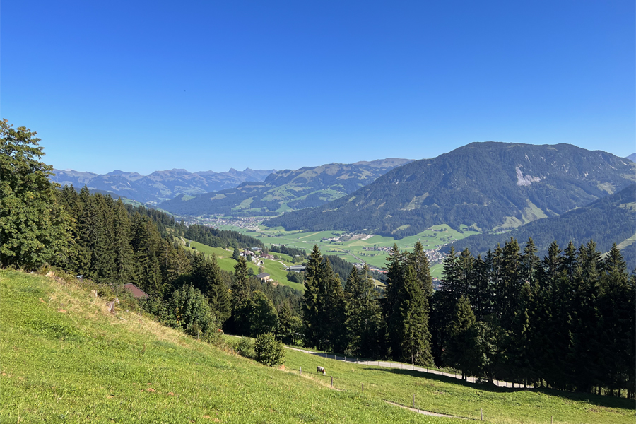 Ein Blick der unverändert ist - 1980 wie 2023: Vom Zinsberg zum Gaisberg gegenüber, im Tal liegt Kirchberg in Tirol. Foto: Hans-Martin Goede