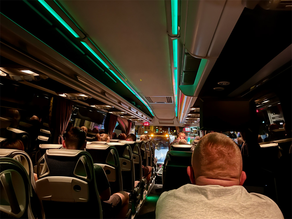 Frühmorgens um 6 Uhr werden in einem Reisebus die Tageswanderer "zusammengefahren", sprich  mit mehreren Kleinbussen von den Hotels abgeholt. Von Chania-Zentrum geht es dann gemeinsam nach Omalos (Foto 2023)