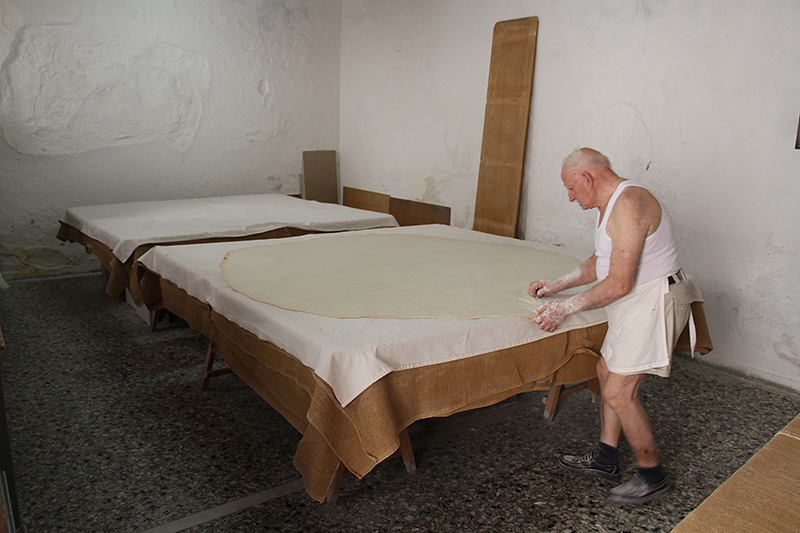Georgios Xatziparasxos bei der Herstellung von Baklava
