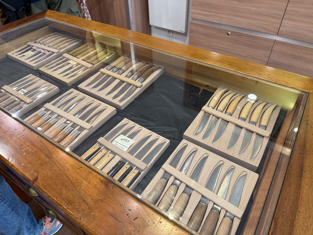 in der "Coutellerie d'Art Perigord" in Sarlat - hier steht einiges "auf des Messers Schneide" ;)