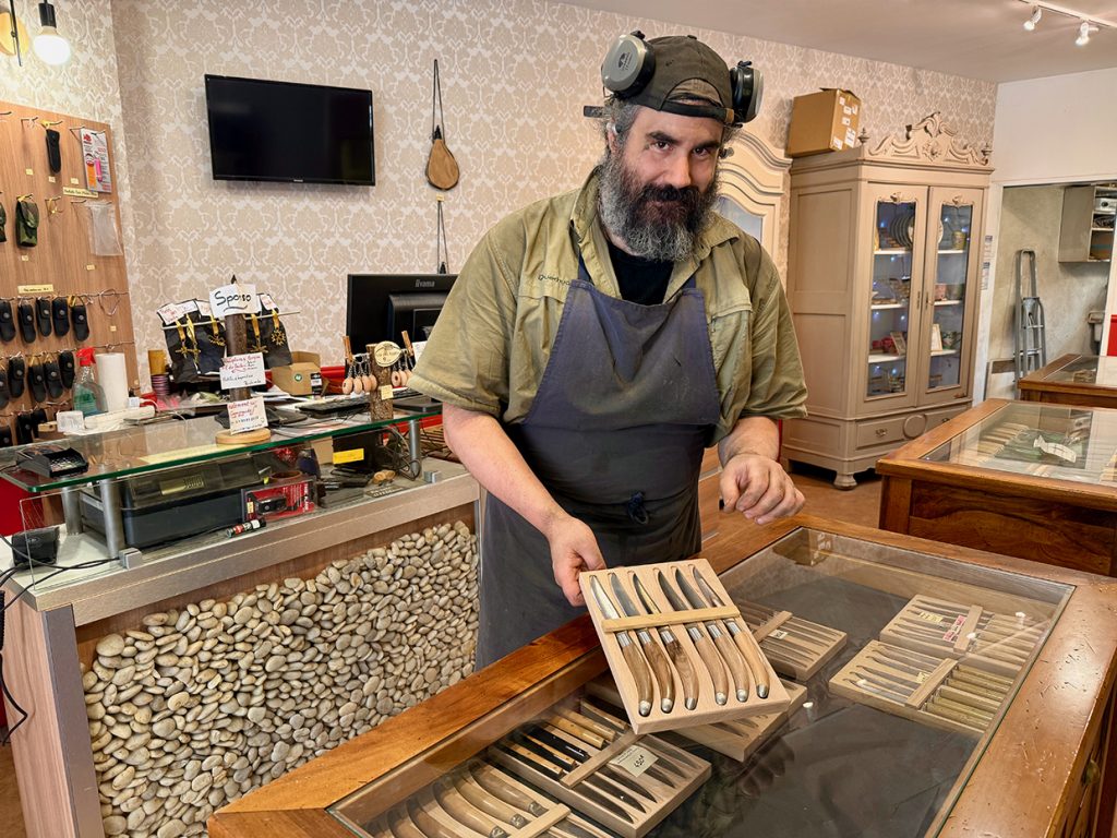 in der "Coutellerie d'Art Perigord" in Sarlat - hier steht einiges "auf des Messers Schneide" ;)