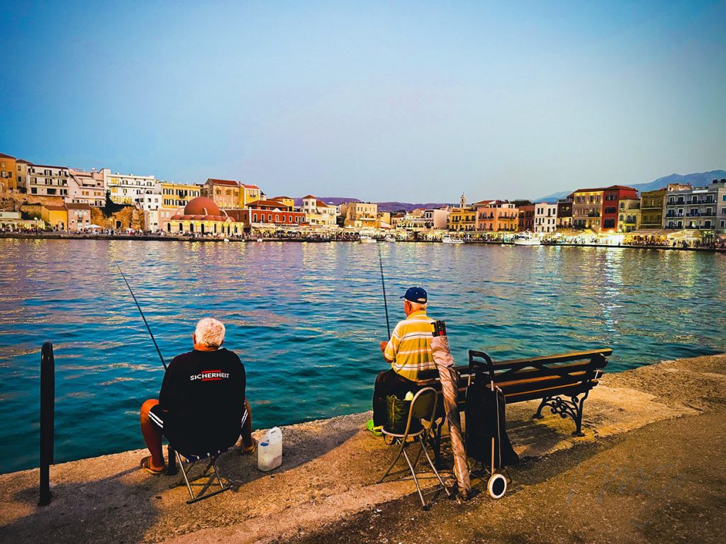 Abendidylle im Hafen von Chania - zwei Kreter werfen im Trubel mit den Touristen ihre Angeln aus. Foto © Hans-Martin Goede
