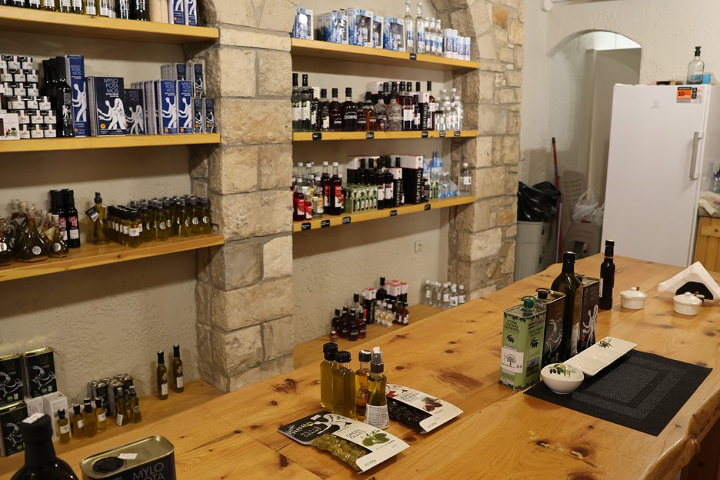 Der Shop und Verkostungsraum der Oliven(öl)mühle „STRILIGKAS“ bei Achlada