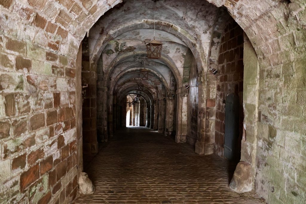 Der Zugang zur Festung ist am Haupttor mit einem ca. 100 Meter langer Gang bewehrt, der mit mehreren Toren gesichert werden kann. Foto GOEDE