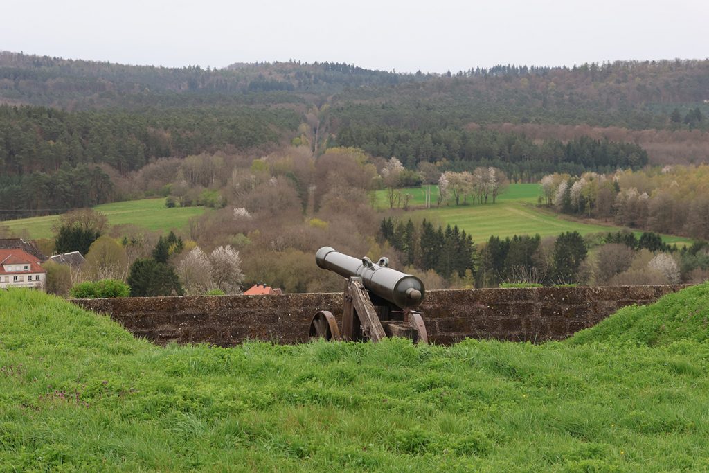 Eine alte Kanone ist auf die Höhenzüge rund um Bitche ausgerichtet. Foto GOEDE