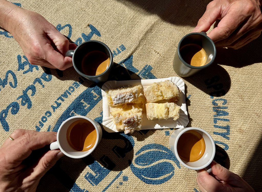 Frischer Espresso und Kuchen auf dem Markt von Pirmasens, Foto Hans-Martin Goede