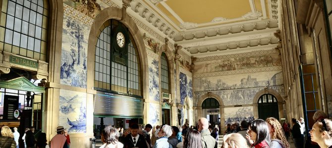 Der historische Bahnhof “São Bento” in Porto