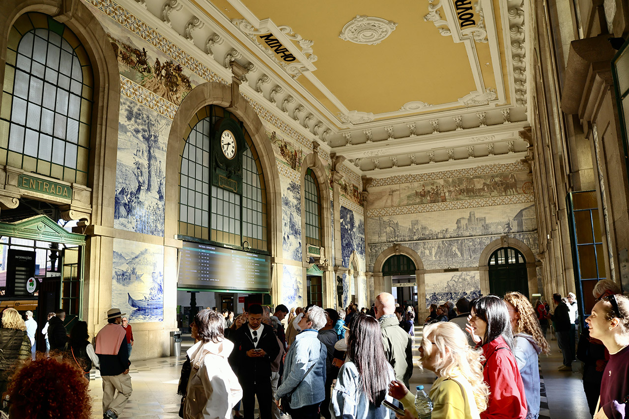 Der historische Bahnhof „São Bento“ in Porto