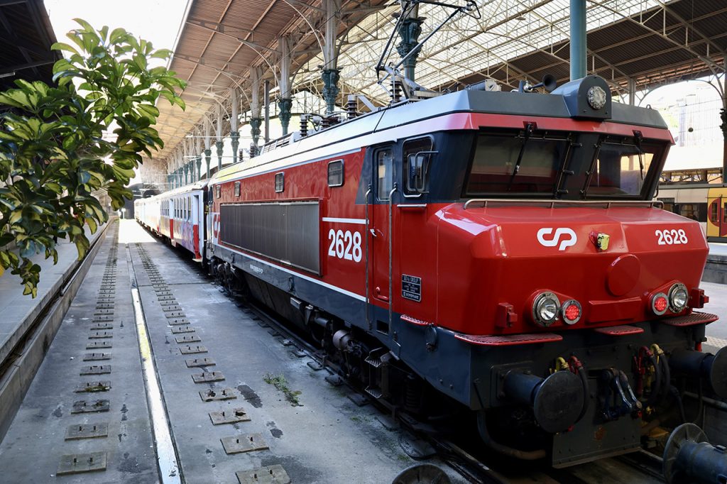historische wie farbenprächtige Züge fahren für den Regional- und Nahverkehr noch in Sao Bento ab. Der Fernverkehr nur noch am externen Hauptbahnhof Campanhã. Foto Hans-Martin Goede