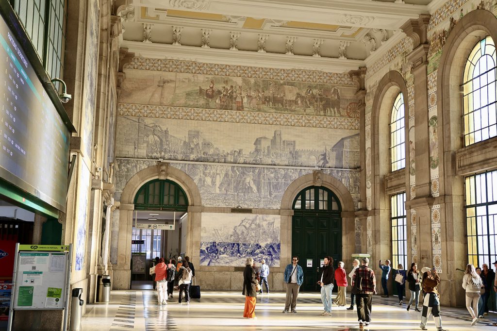 Nicht weniger als 20.000 Keramik-Fliesen sind im Bahnhof von Porto - der Sao Bento Station, Foto: Hans-Martin Goede