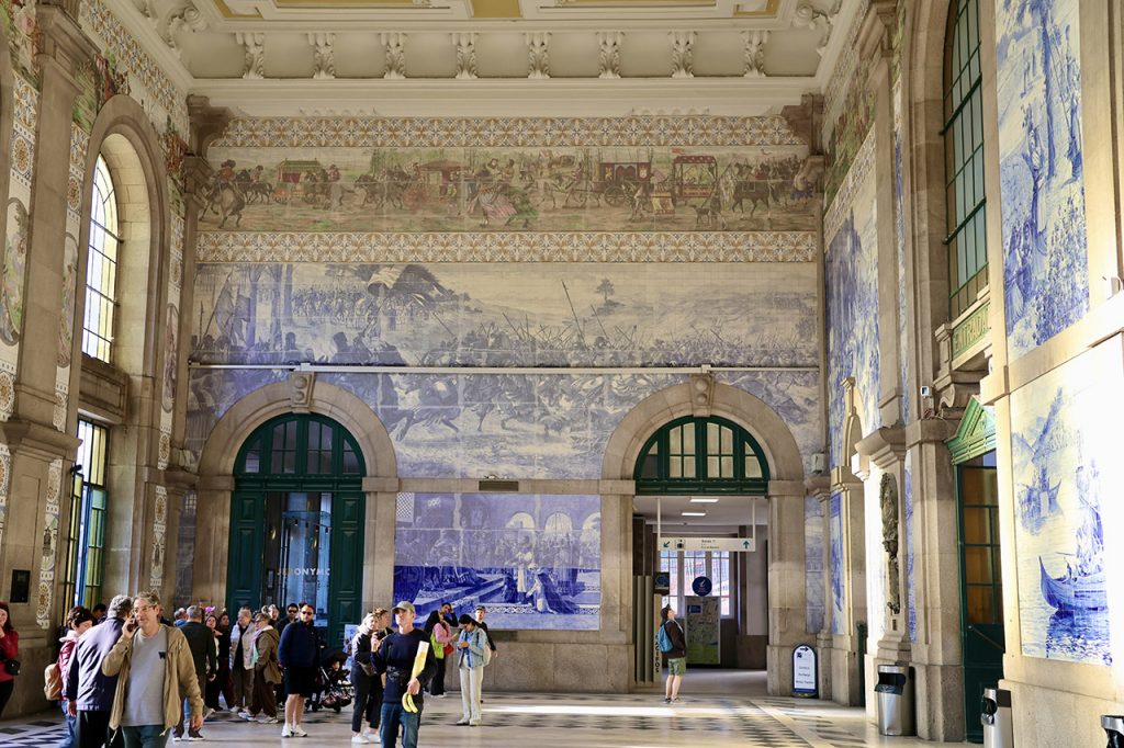 Nicht weniger als 20.000 Keramik-Fliesen sind im Bahnhof von Porto - der Sao Bento Station, Foto: Hans-Martin Goede