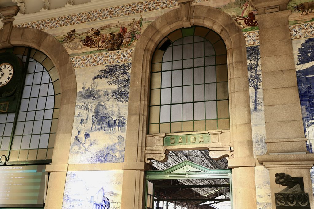 Nicht weniger als 20.000 Keramik-Fliesen sind im Bahnhof von Porto - der Sao Bento Station, Foto: Hans-Martin Goede