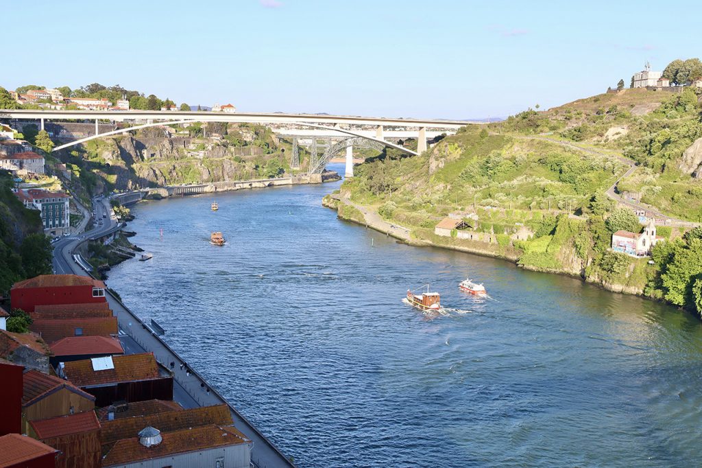 Wie von Märklin geschaffen - eine Eisebahnanlage "live" erleben... der Douro und seine Brücken in Porto. Foto: Hans-Martin Goede