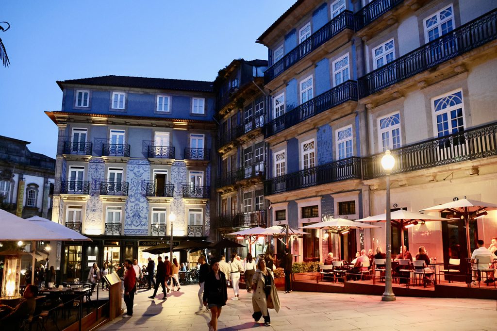 Abendstimmung in der Altstadt von Porto zur "Blauen Stunde", Foto Hans-Martin Goede