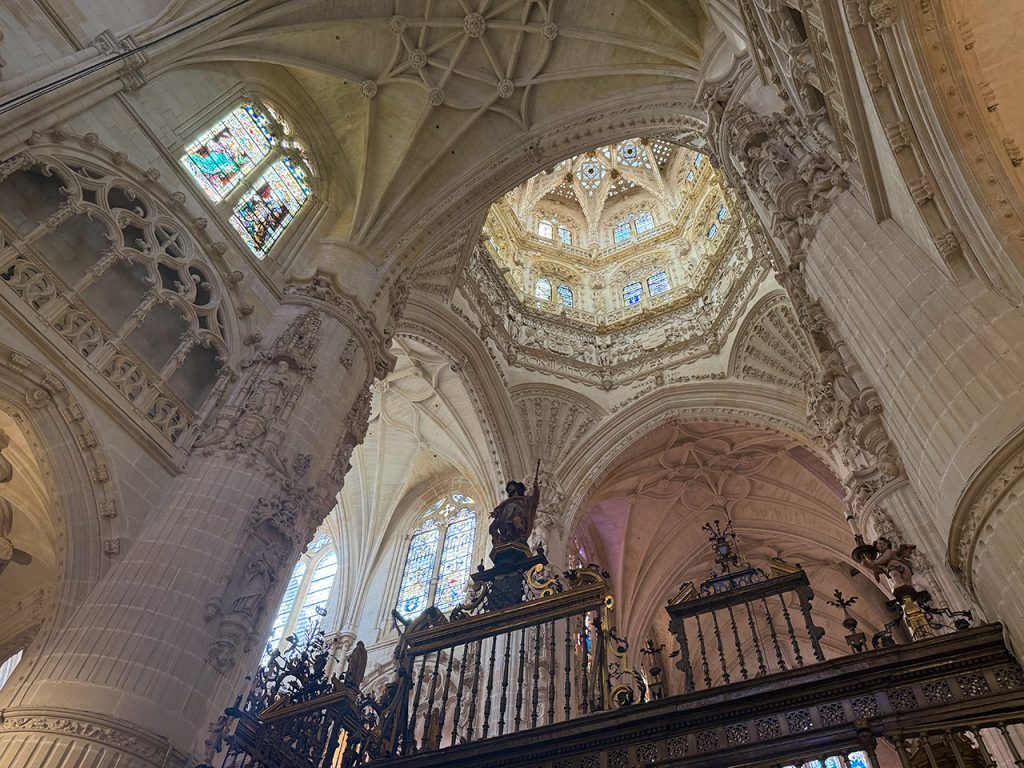 Imposant - imposanter - am imposantesten. Der Blick in der Kirche in die kunstvoll gestaltete 50 Meter hohe lichte Kuppel. Foto GOEDE (2026)