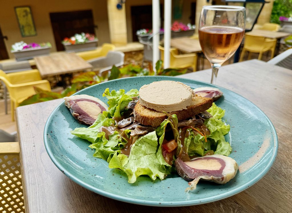 Auf der Terrasse der Ferme werden die Köstlichkeiten aus der hauseigenen Küche serviert.