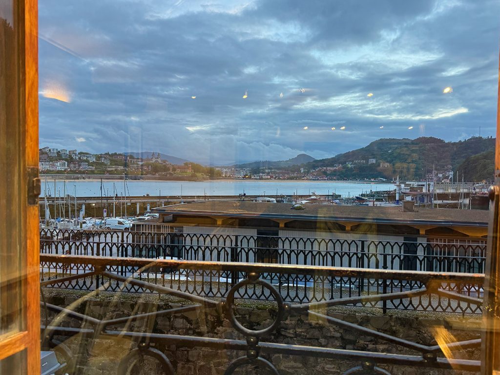 Blick vom Fensterplatz auf die abendliche Bucht.