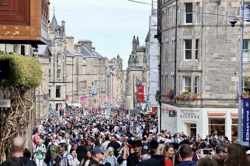 ... es gibt volle Städte, sehr volle Städte - und es gibt Edinburgh ... Fringe meets Tattoo! Foto GOEDE