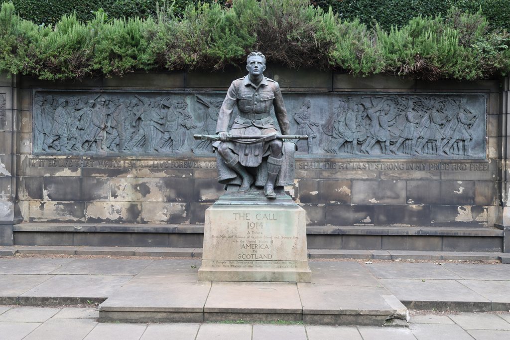 die Bronzestatue „The Call 1914" aus den West Princes Street Gardens ist der "rote Faden" des Tattoo 2026 in Edinburgh, Foto GOEDE
