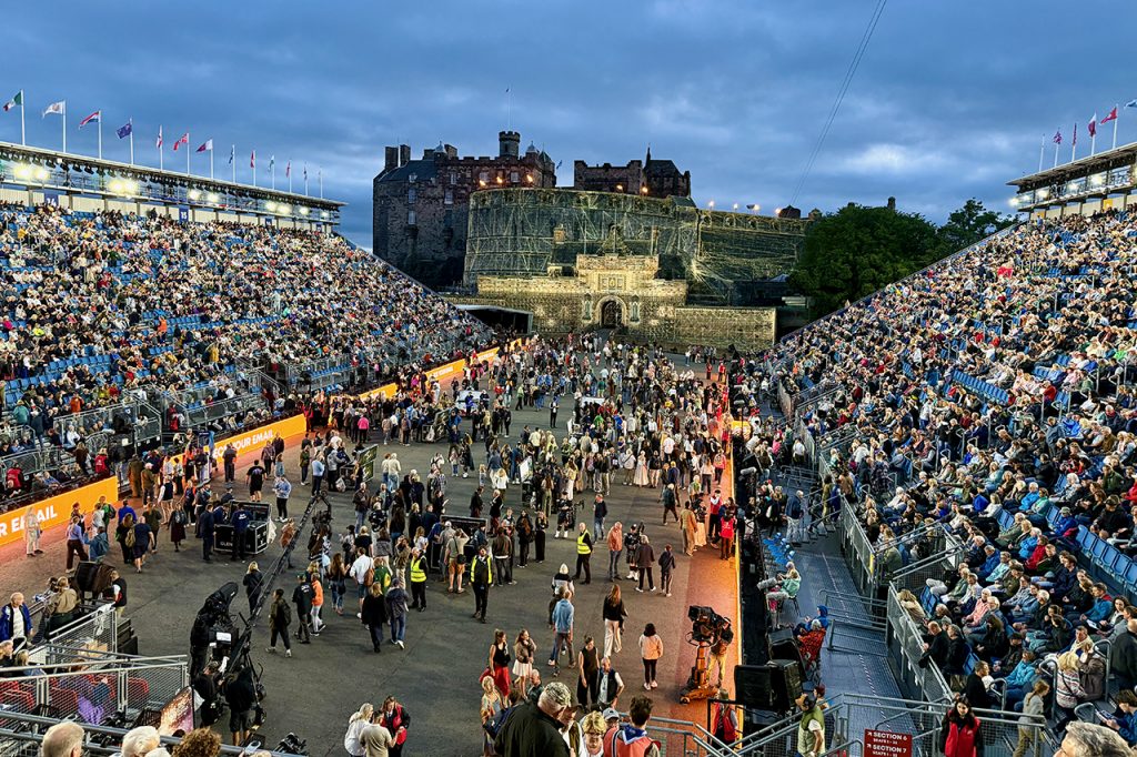 Vor Beginn des Tattoo gibt es ausreichend Gelegenheit auf der Esplanade sich mit den Protagonisten zu unterhalten - oder sich sein "Getränk" zu besorgen. Foto GOEDE