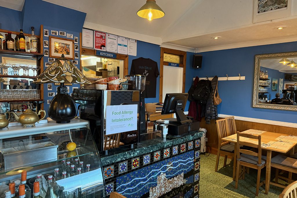Wer in das Café Kisimul essen gehen will, sollte weit im Voraus einen Tisch reservieren (vor allem in den Sommermonaten) - es hat nur etwas mehr als 20 Plätze! Foto GOEDE