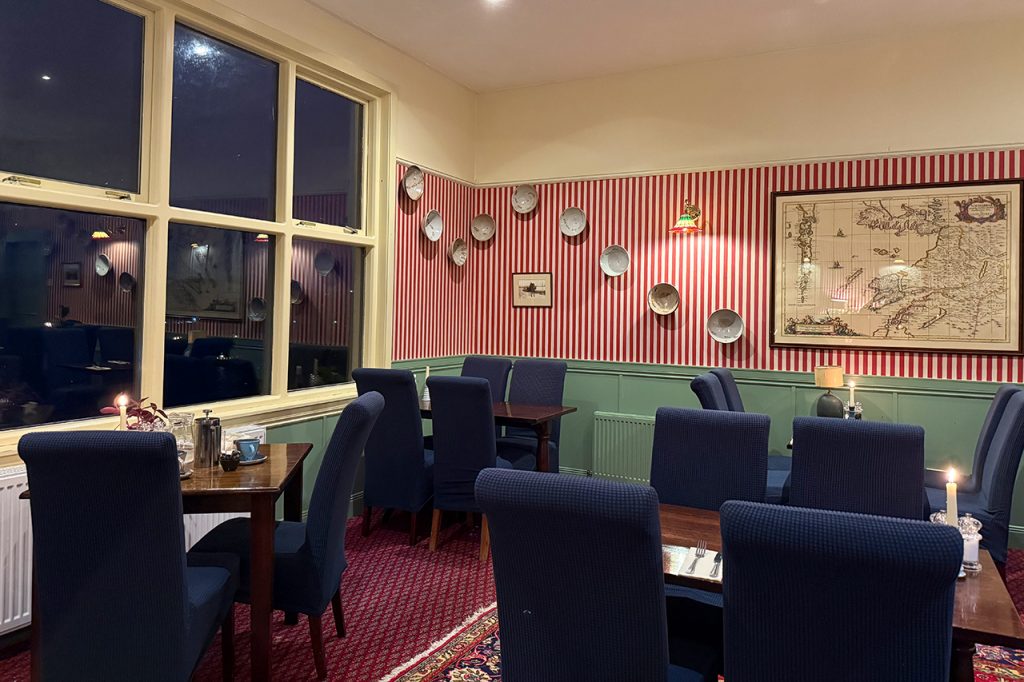 Blick ins Restaurant mit seinem Panoramafenster über die Bucht von Castlebay, Foto GOEDE