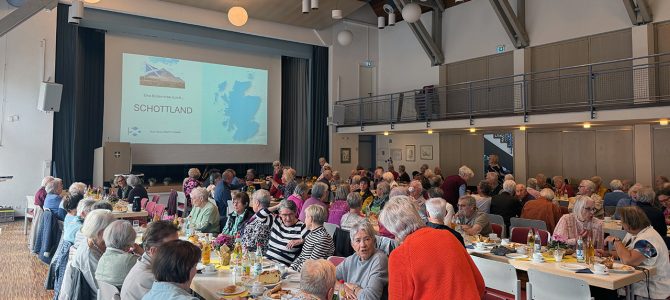 Schottland zum Staunen: Rund 120 Gäste beim ökumenischen Seniorennachmittag